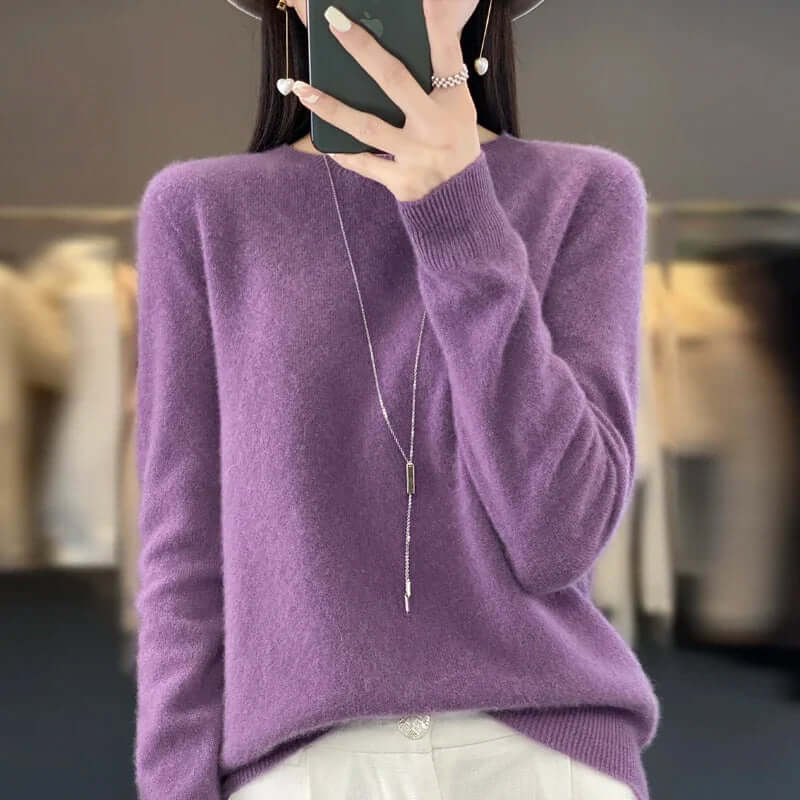 Comfortable women's O-neck sweater, stylish knit, ideal for autumn and winter fashion.