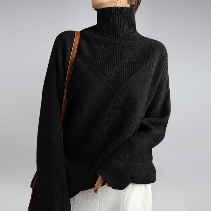 Versatile women's relaxed turtleneck. Effortlessly stylish and comfortable, ideal for casual chic outfits.
