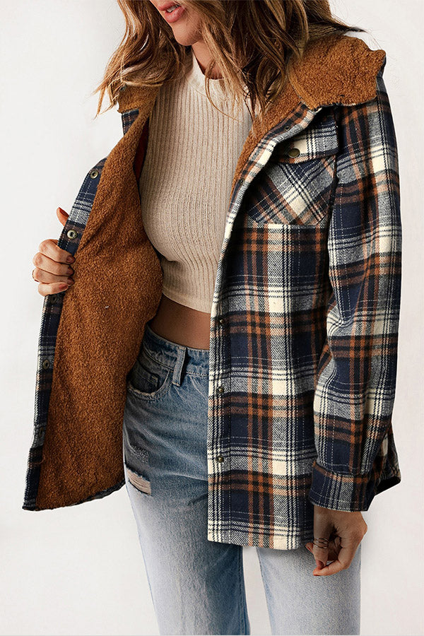 Casual women's hooded flannel jacket, cozy Sherpa lining, plaid pattern, practical pockets for winter.