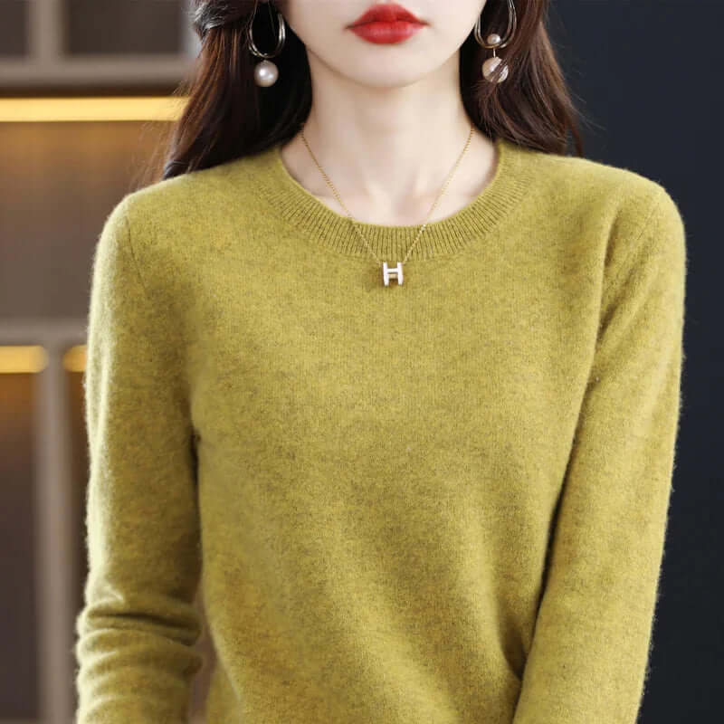 Women's cozy soft jumper, perfect for everyday comfort and winter fashion.