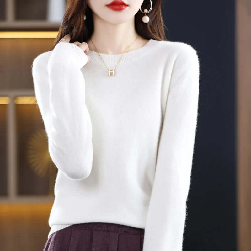 Elegant casual women's sweater, designed for everyday comfort and fashionable style.