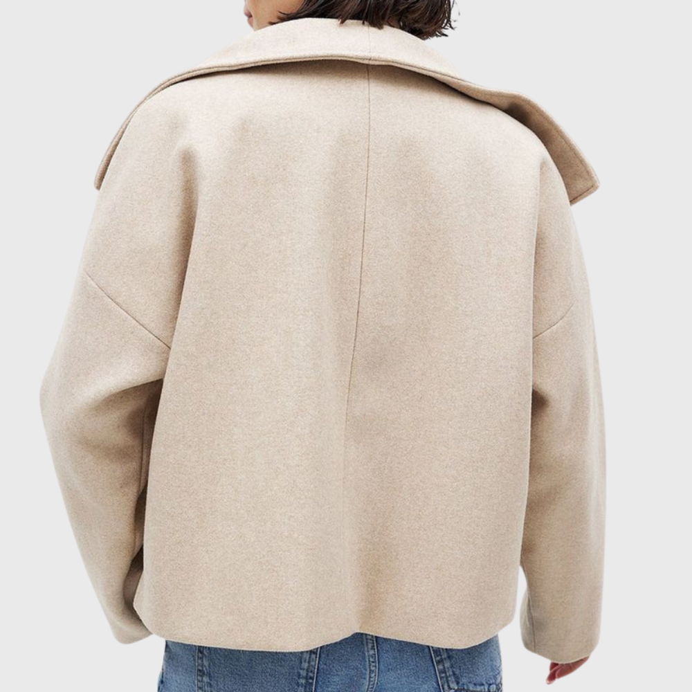 Modern women's cropped double-breasted coat, ideal for fall, with a fashionable wide lapel.