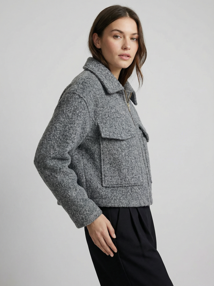 Gray cropped zip jacket for women, featuring practical pockets. Versatile outerwear for a modern casual look.