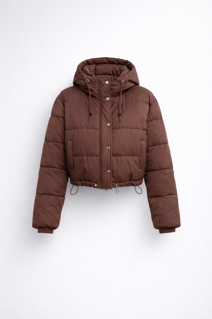Fashionable women's cropped puffer jacket, perfect for staying warm in winter.