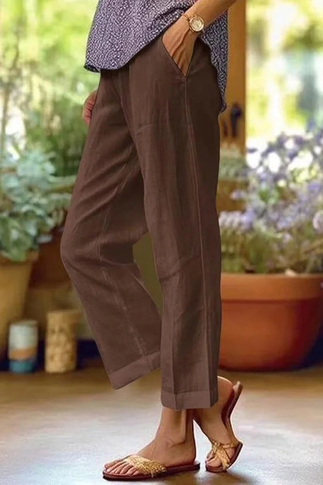 Casual women's cropped summer pants with stylish cuffed hem and practical side pockets, ideal for warm weather.