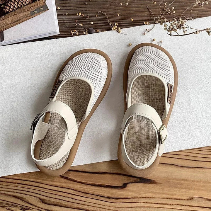 Cushioned women's sandals with closed toe and wide fit, featuring a practical buckle strap for daily comfort.