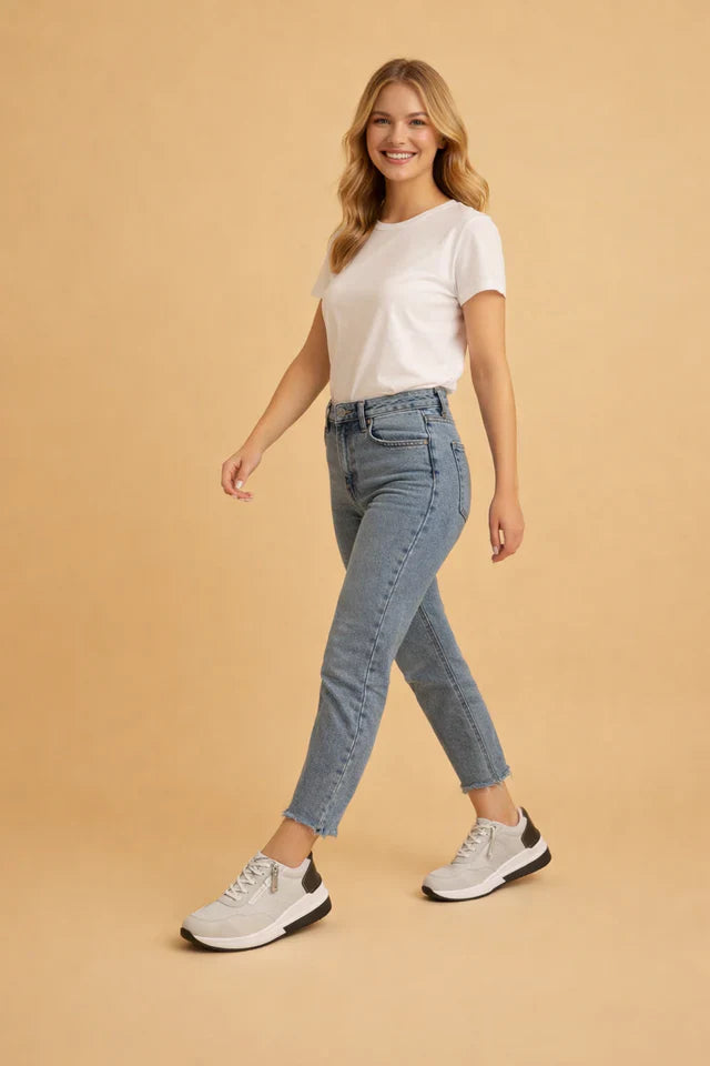 Versatile women's cushioned low-top sneakers, excellent for daily walking, comfort, and casual style.