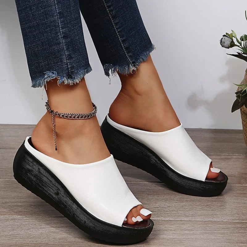 Comfortable women's slip-on platform sandals with soft cushioning and a stylish wide open-toe strap. Perfect for summer.