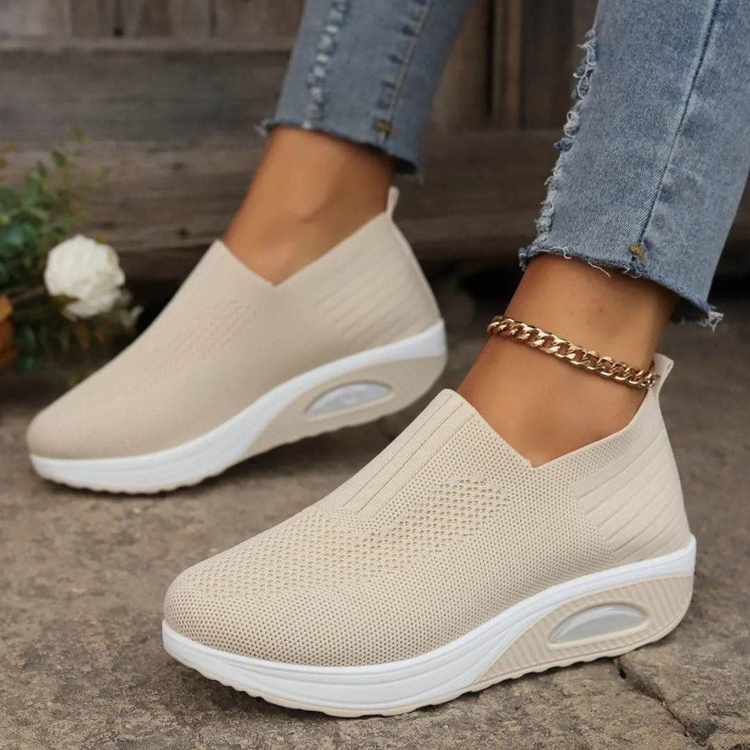 Modern women's slip-on sneakers with advanced cushioning, ideal for walking and daily use.