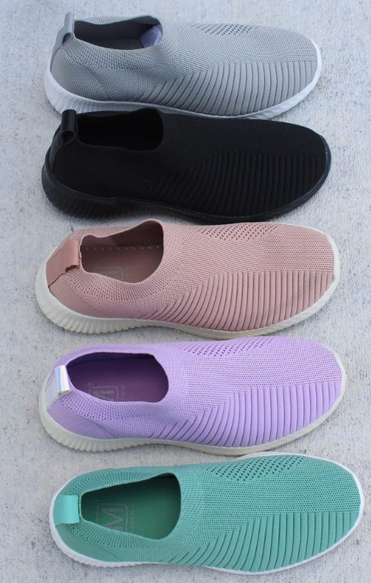 Effortless women's slip-on sneakers, ultimate comfort and lightweight design for daily activities.