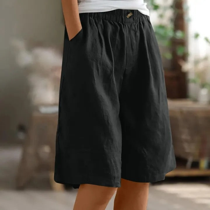 Stylish women's casual summer shorts featuring practical pockets and a comfortable elastic waist.