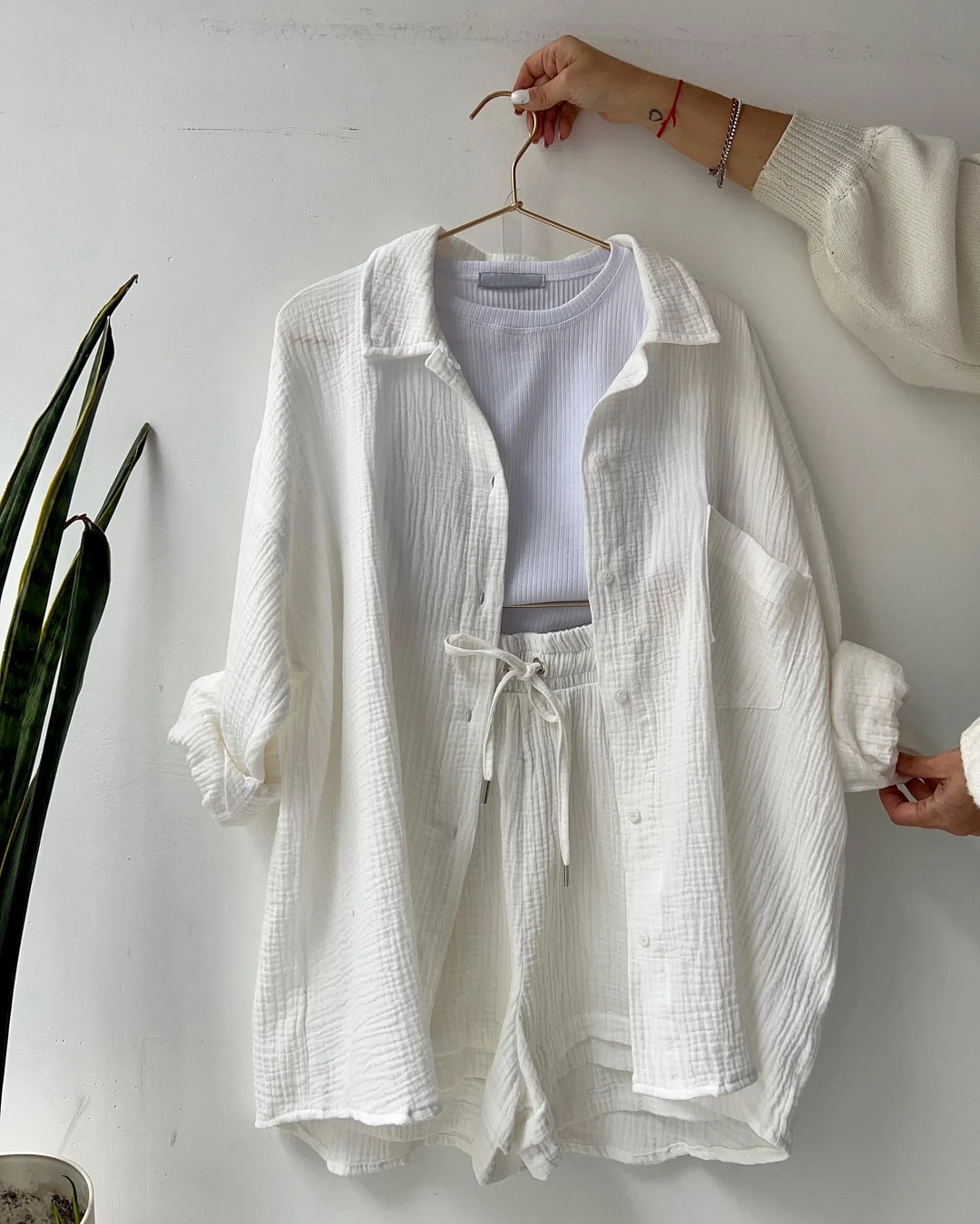 Soft women's spring fashion set: relaxed top & shorts for an effortless, comfortable style.