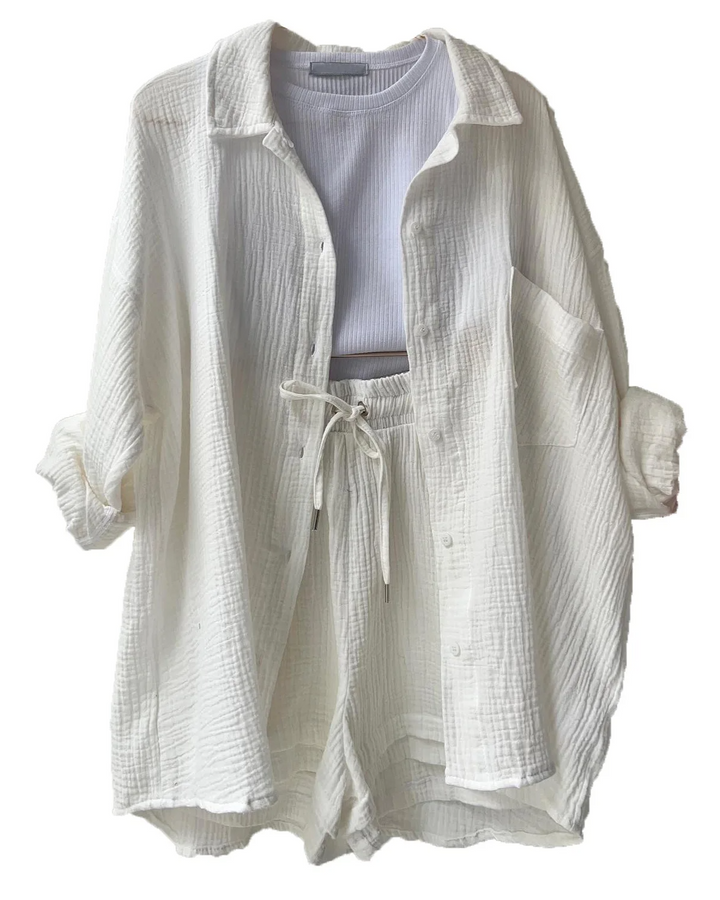 Chic women's two-piece shorts set, blending comfort & elegance for everyday wear.
