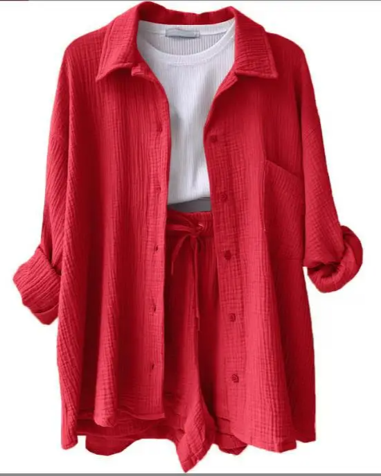 Casual women's summer lounge set: relaxed top & shorts, great for everyday elegance.