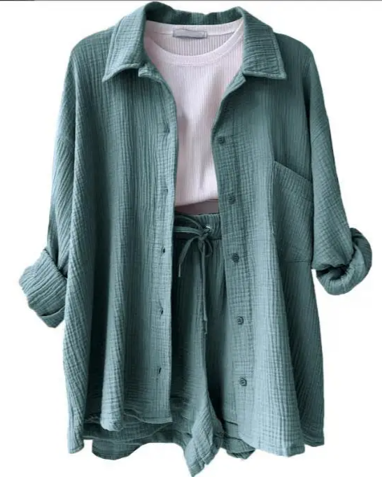 Chic women's summer shorts set, a two-piece design for comfort and casual elegance.