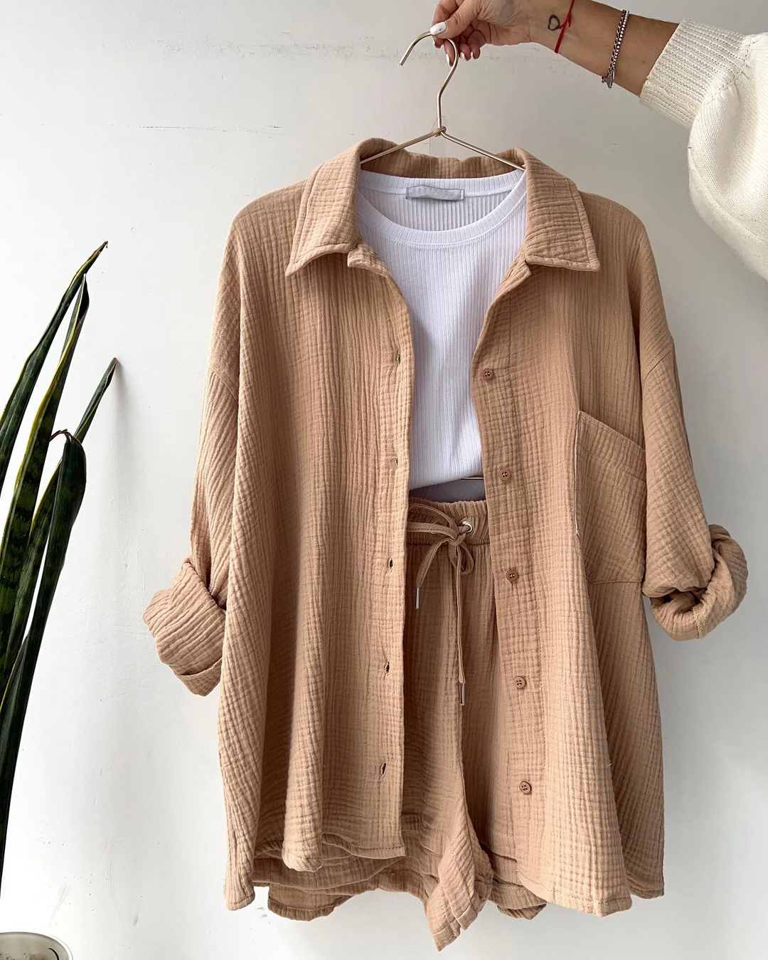 Elegant loungewear for women: relaxed shorts set, a stylish choice for spring-summer.