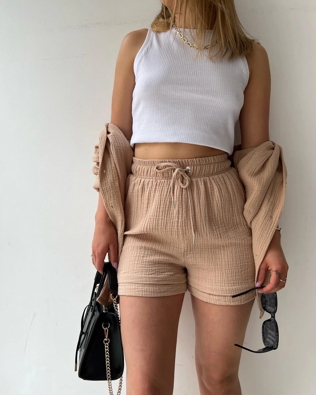 Comfortable women's summer outfit: relaxed fit shorts set, perfect for daily wear.