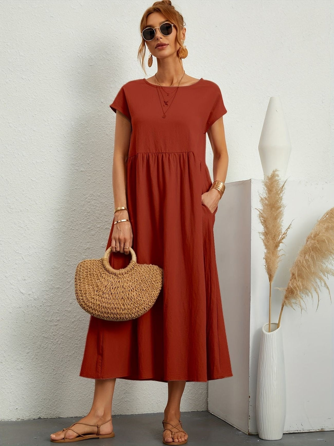 Elegant loose-fit women's maxi dress, round neck, short sleeves & pockets for versatile styling.