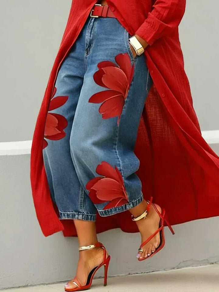 Flowy women's shirt dress, part of a versatile two-piece set with floral jeans. Ideal for casual summer wear.