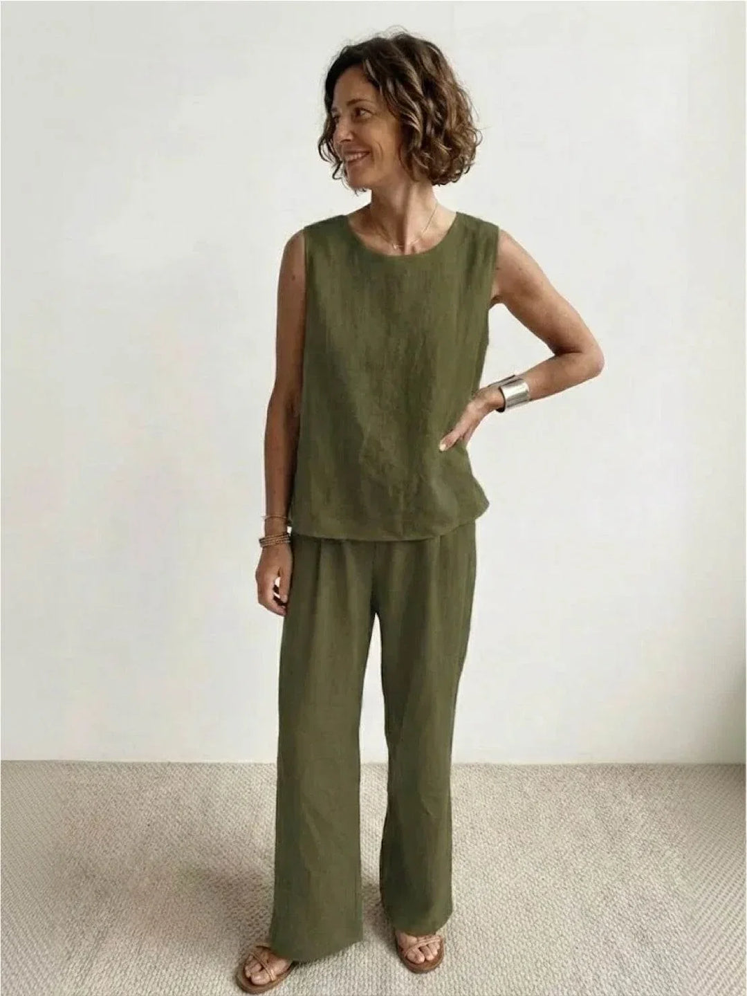 Women's effortless two-piece set with sleeveless top & wide-leg pants for versatile summer and spring fashion.
