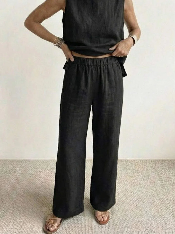 Coordinated women's two-piece set: sleeveless top & wide-leg pants for a relaxed and elegant, comfortable look.