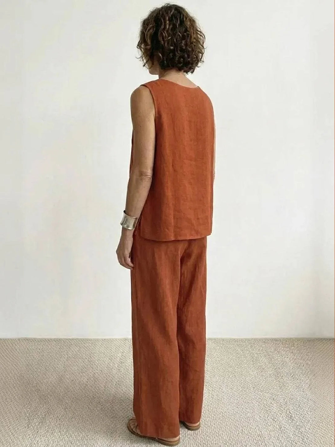 Trendy women's two-piece set, sleeveless top & wide-leg pants, a must-have for spring/summer fashion, relaxed.