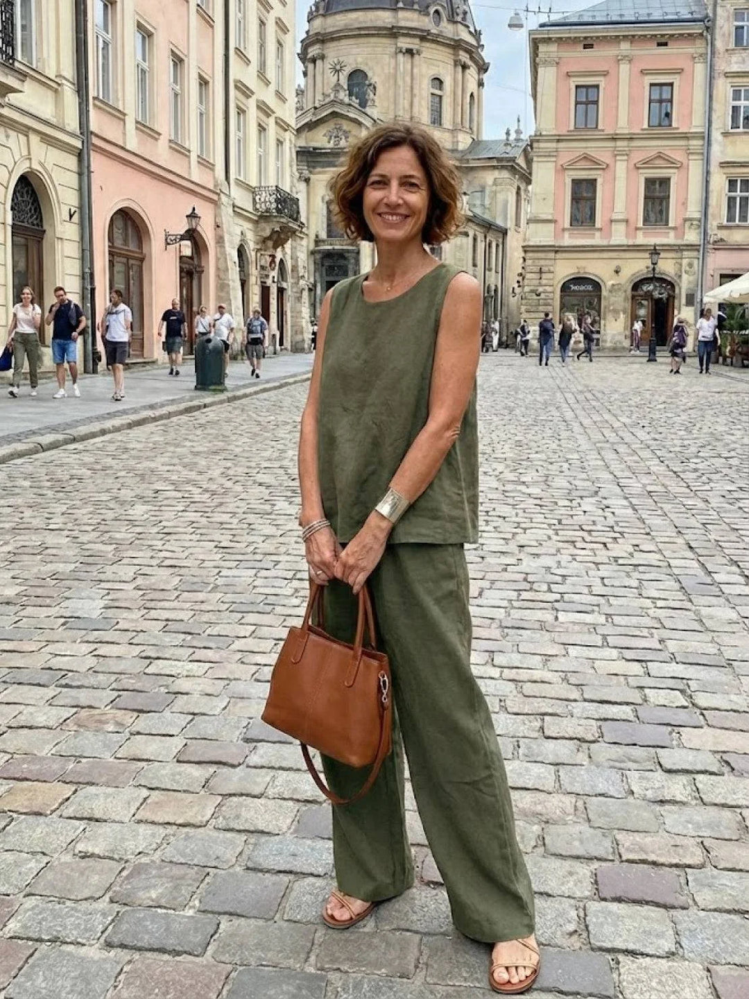 Versatile women's coordinated outfit: sleeveless top & wide-leg pants. Relaxed fit for spring & summer style.