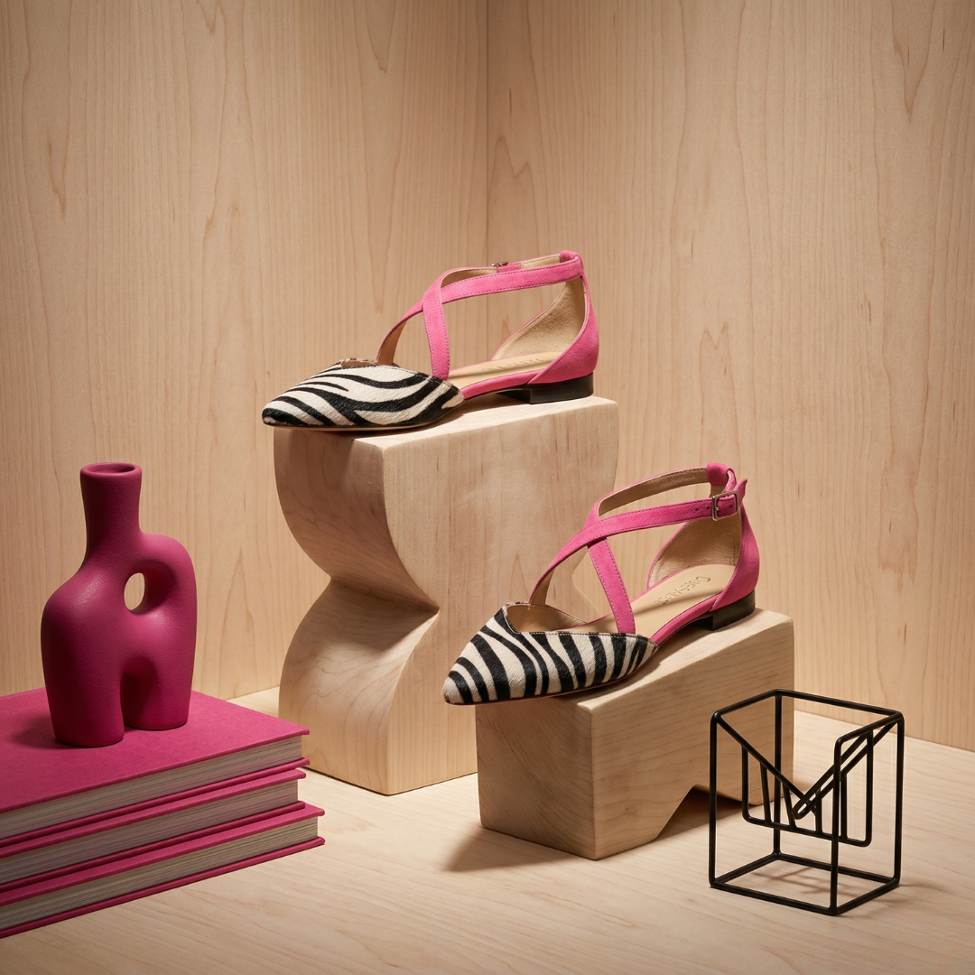 Stylish women's flat shoes, ballet style, with secure cross-over straps for a sophisticated look.