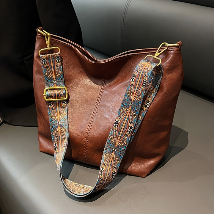 Women's elegant black leather tote bag, spacious and stylish for everyday use.