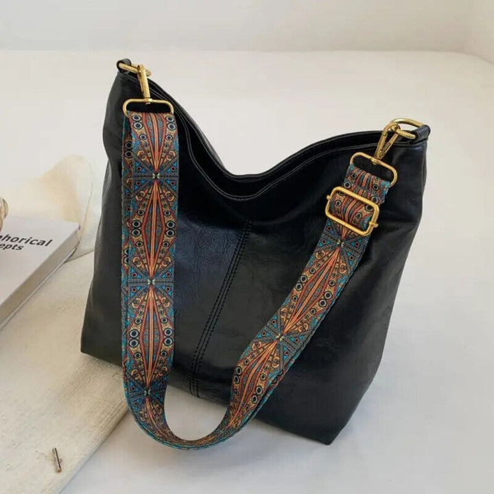 Fashionable women's everyday tote bag made of genuine leather, versatile and elegant.