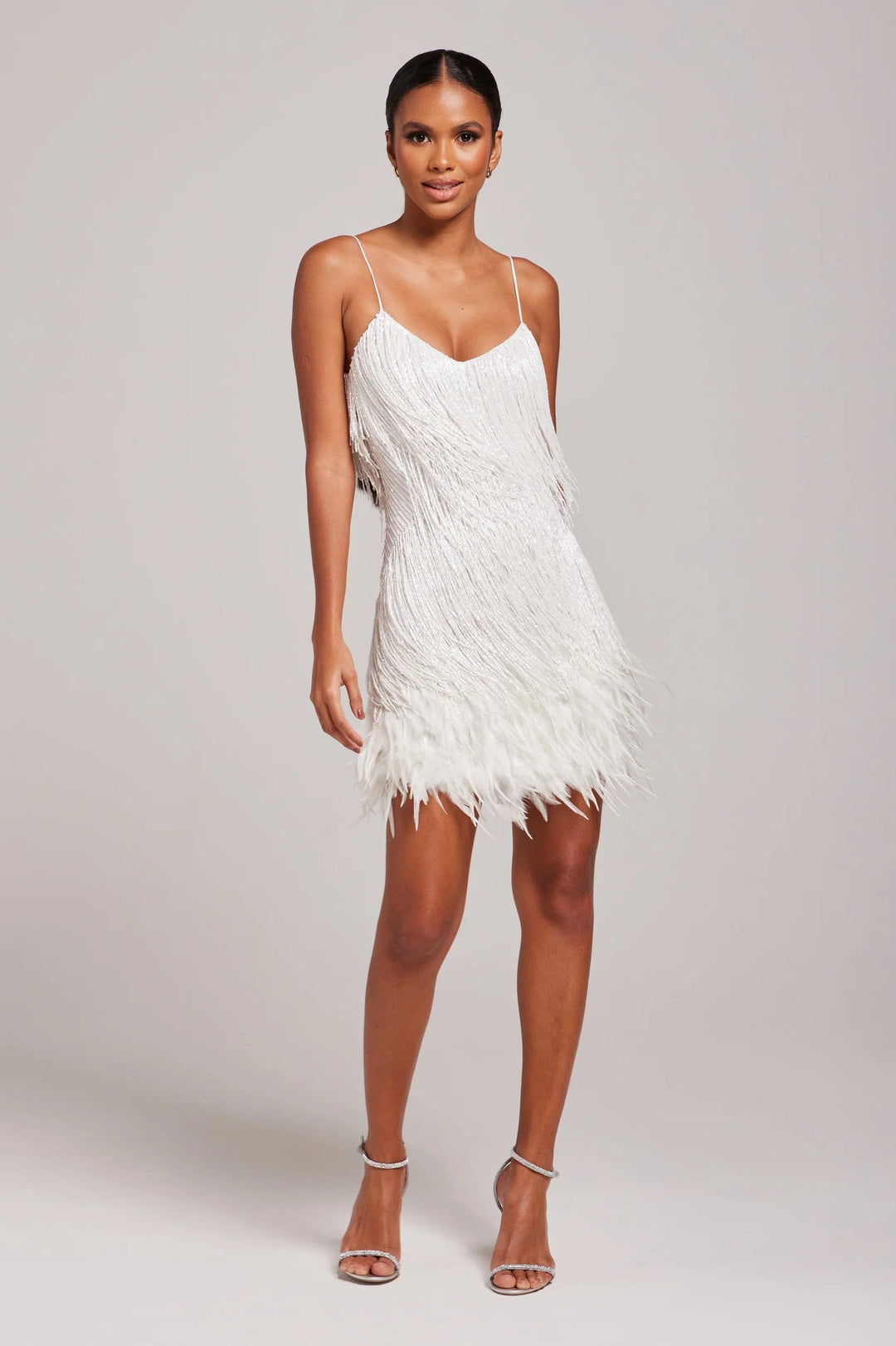 Sleeveless women's cocktail dress featuring chic fringe, ideal for parties and elegant evenings.