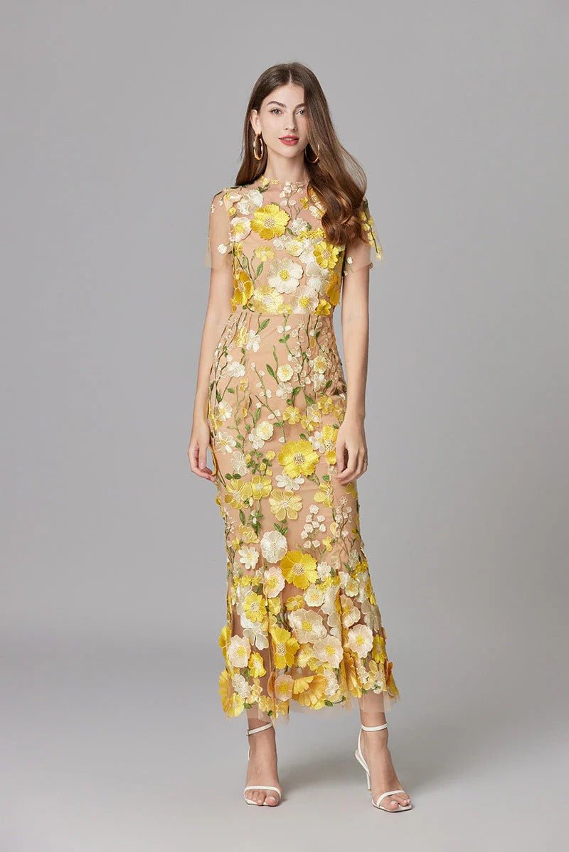 Special occasion maxi dress: elegant floral applique sleeveless design for women's fashion.