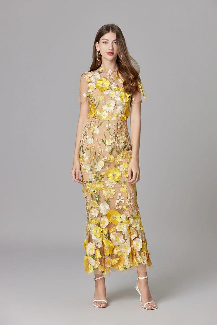 Special occasion maxi dress: elegant floral applique sleeveless design for women's fashion.