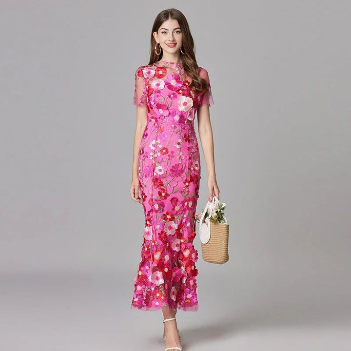 Feminine style: elegant floral applique sleeveless maxi dress, ideal for summer parties.