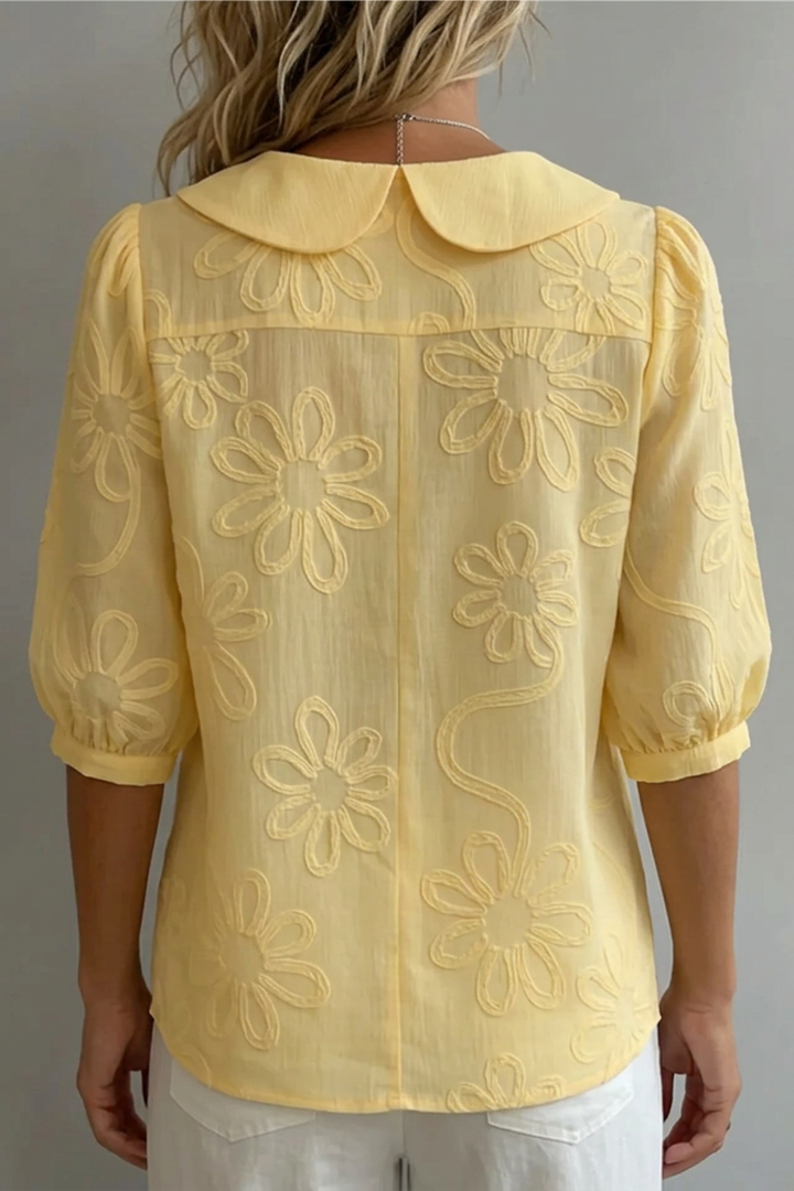 Feminine women's floral blouse featuring a relaxed fit and round neck, ideal for comfortable spring style.
