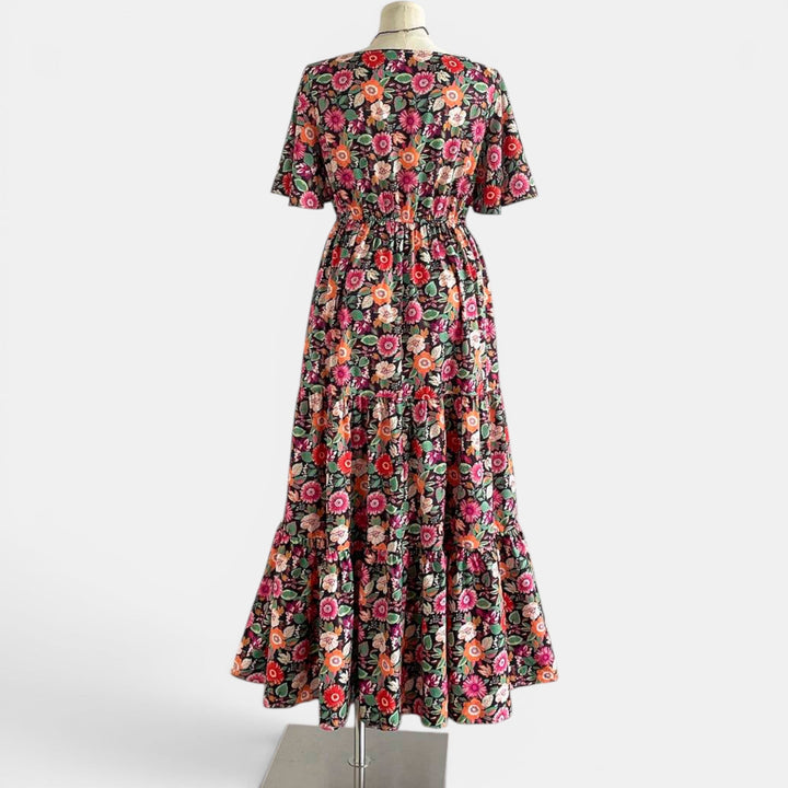 Women's elegant floral pattern maxi dress, a flowing and chic summer option. Vacation-ready.