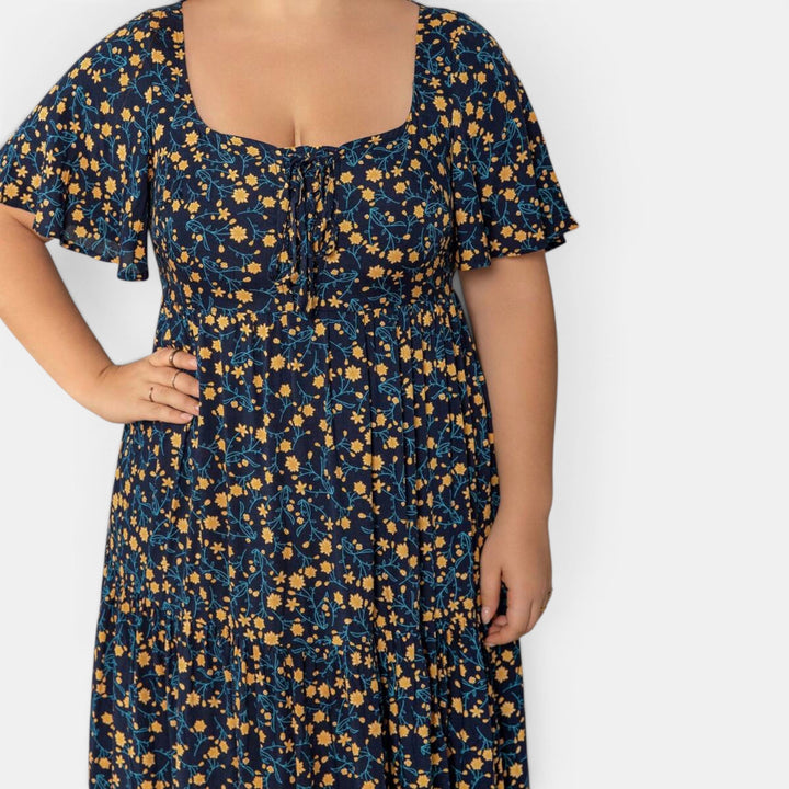 Relaxed yet elegant floral maxi dress for women, ideal for a summer boho style. Comfortable fit.
