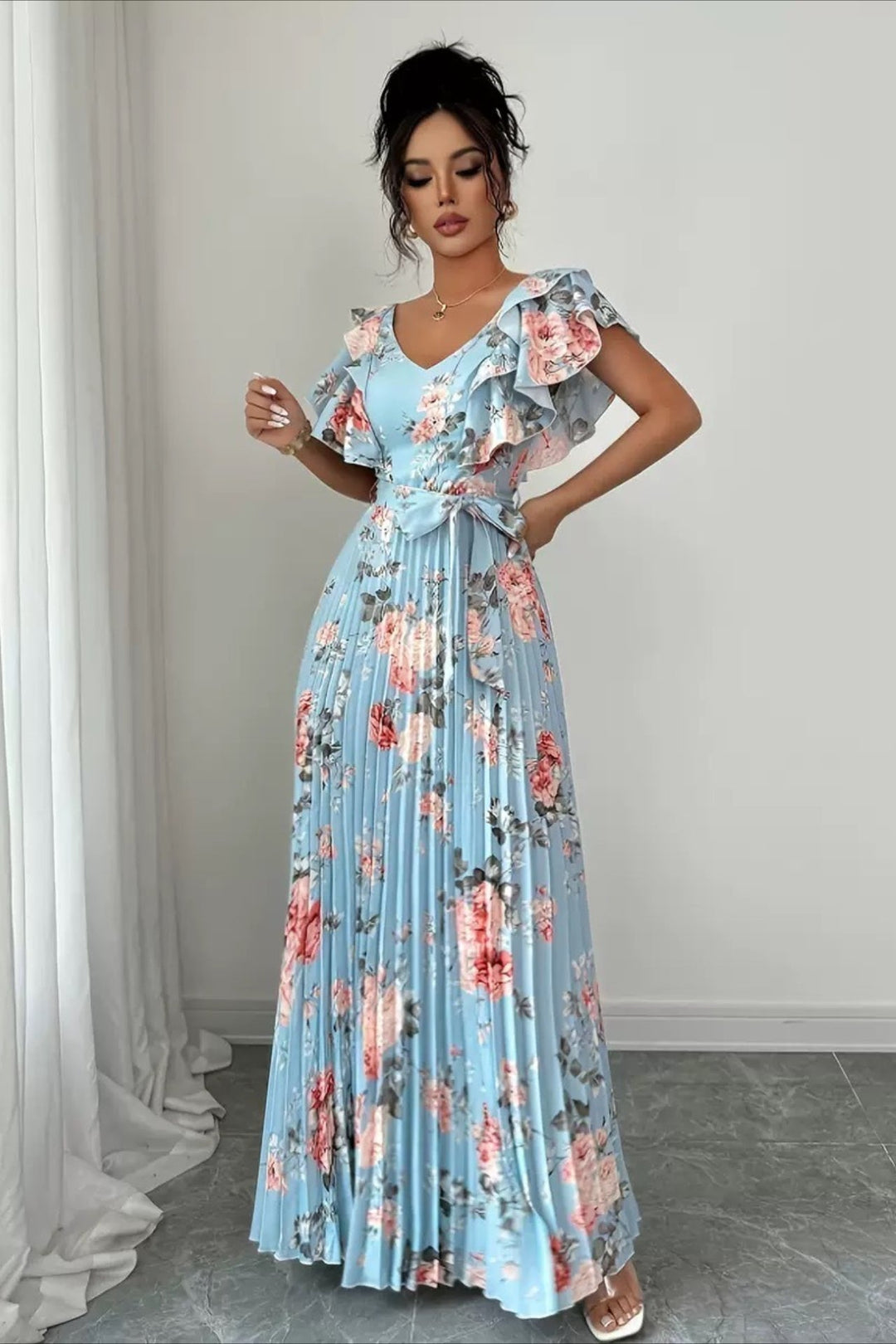 Chic women's summer floral maxi dress with pleated details and stylish ruffle short sleeves.