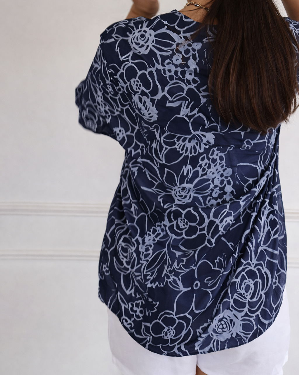 Casual chic women's floral print pocket blouse. Lightweight, versatile top for elegant comfort.