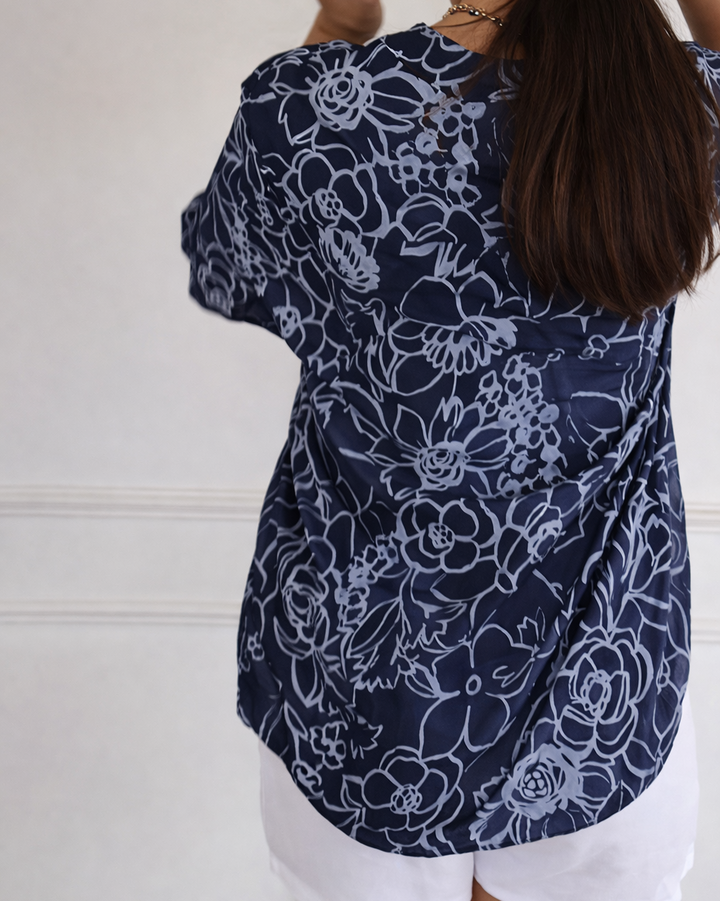 Casual chic women's floral print pocket blouse. Lightweight, versatile top for elegant comfort.