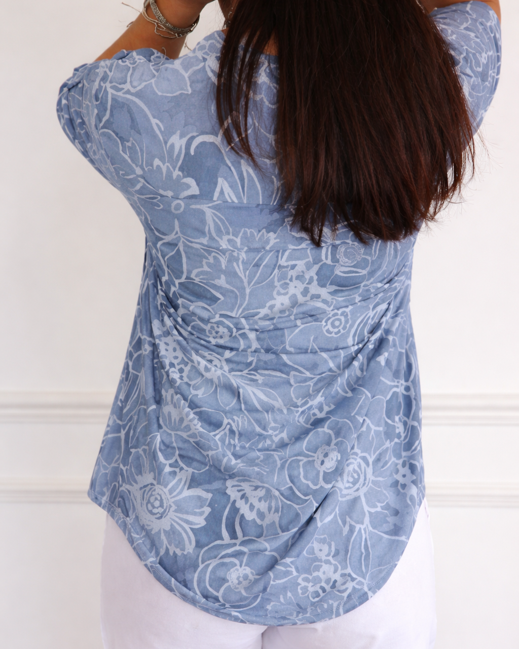 Versatile women's elegant top with beautiful floral pattern & practical chest pocket. Daily fashion.