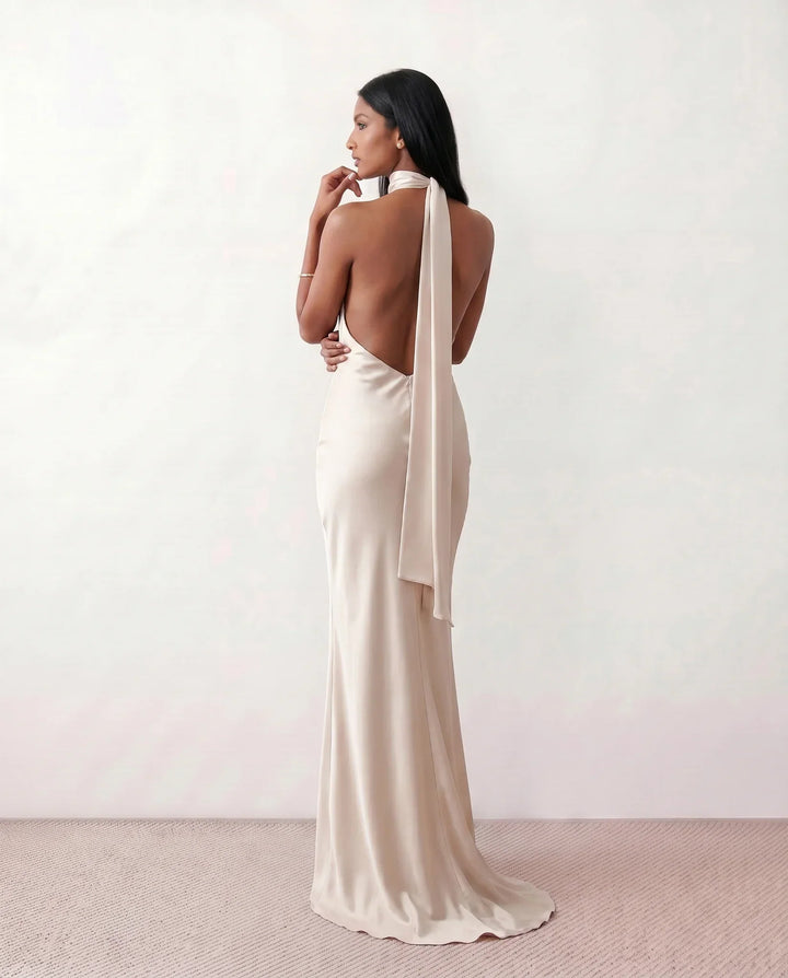 Flowy women's maxi dress with an elegant halter neck, ideal for summer evenings and vacation style.