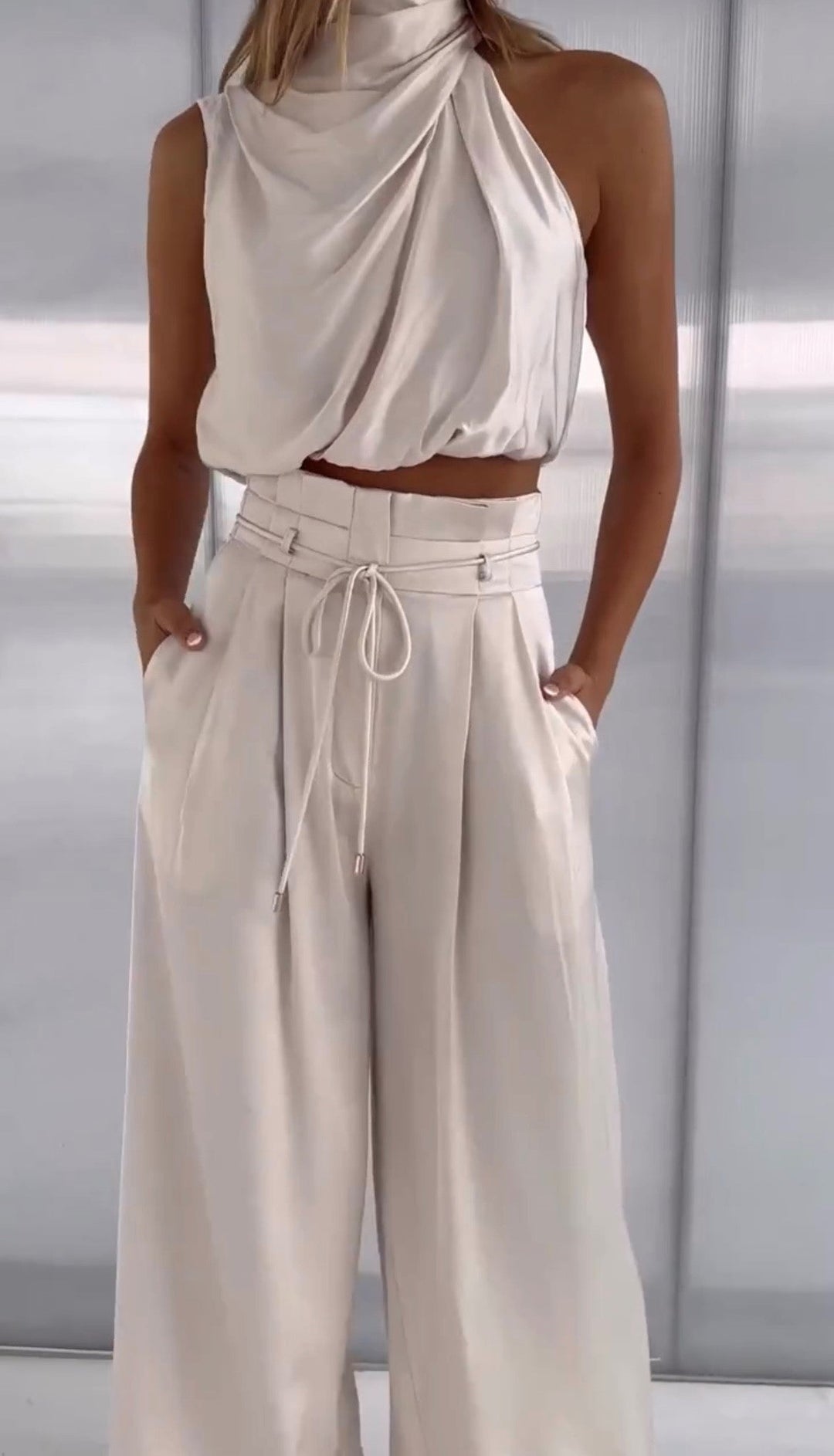 Comfortable & elegant women's halter top and wide-leg pants two-piece set. Sleek high-waist design for any occasion.