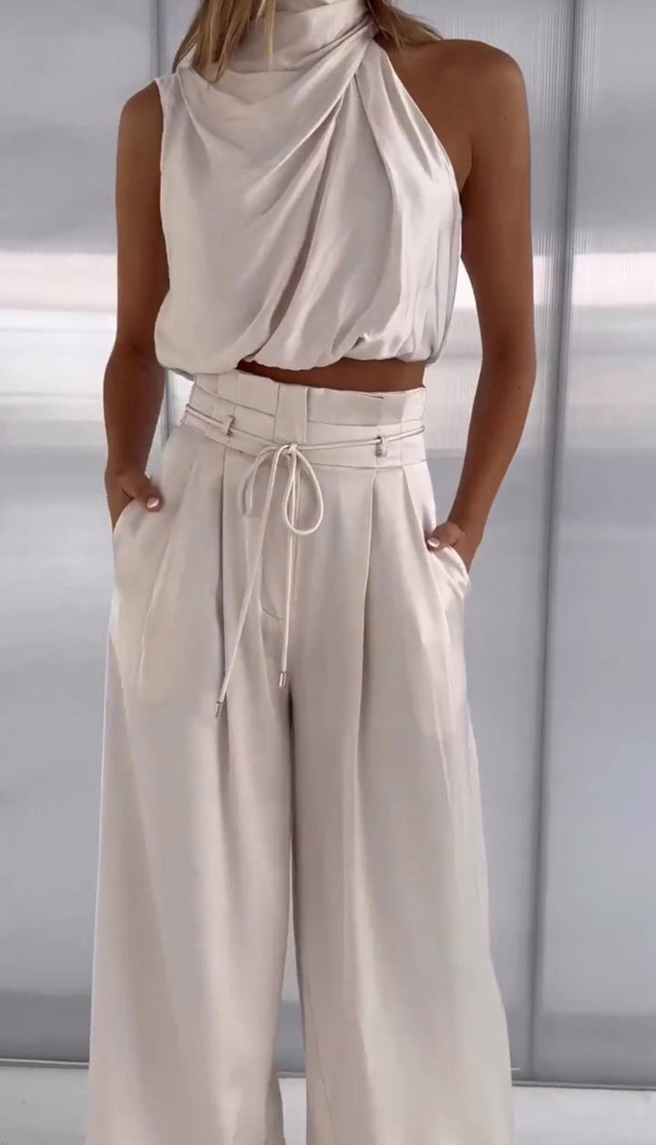 Comfortable & elegant women's halter top and wide-leg pants two-piece set. Sleek high-waist design for any occasion.