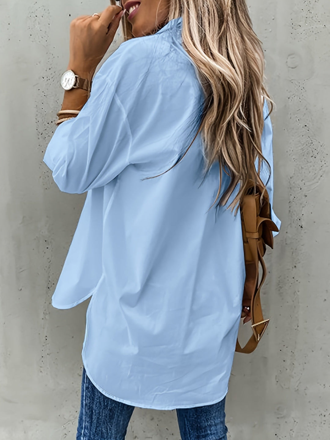 Stylish women's long-sleeve lapel collar shirt. Versatile and comfortable everyday blouse for any occasion.