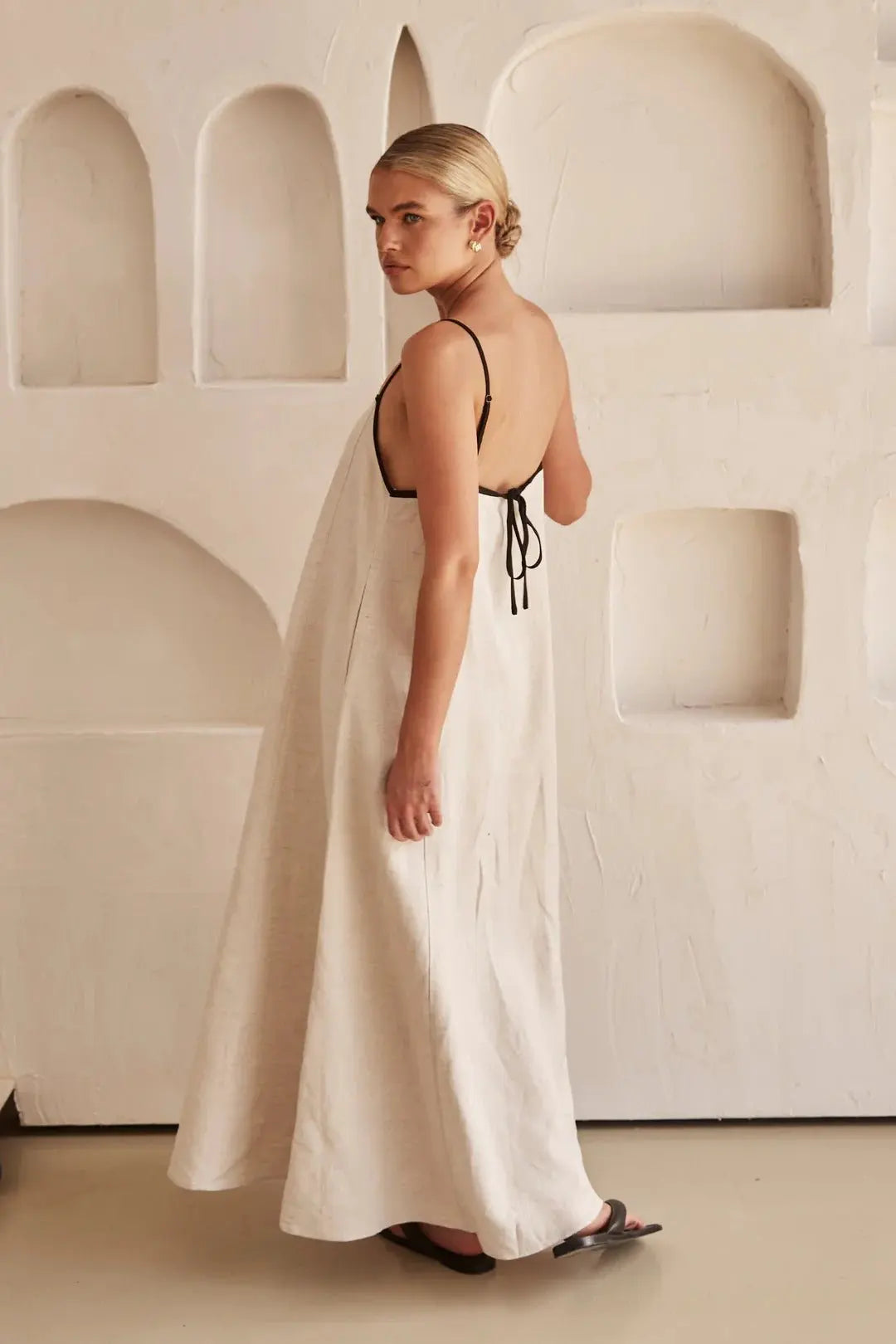 Chic women's maxi dress with adjustable straps, elegant contrast trim, and practical side pockets. Great for summer vacations.