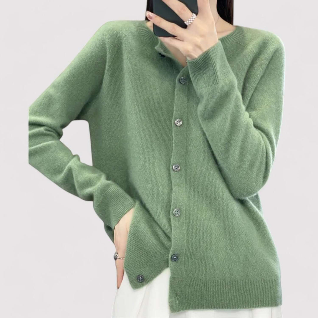 Essential women's open-neck cardigan. Elegant and comfortable long sleeve top for versatile daily style.