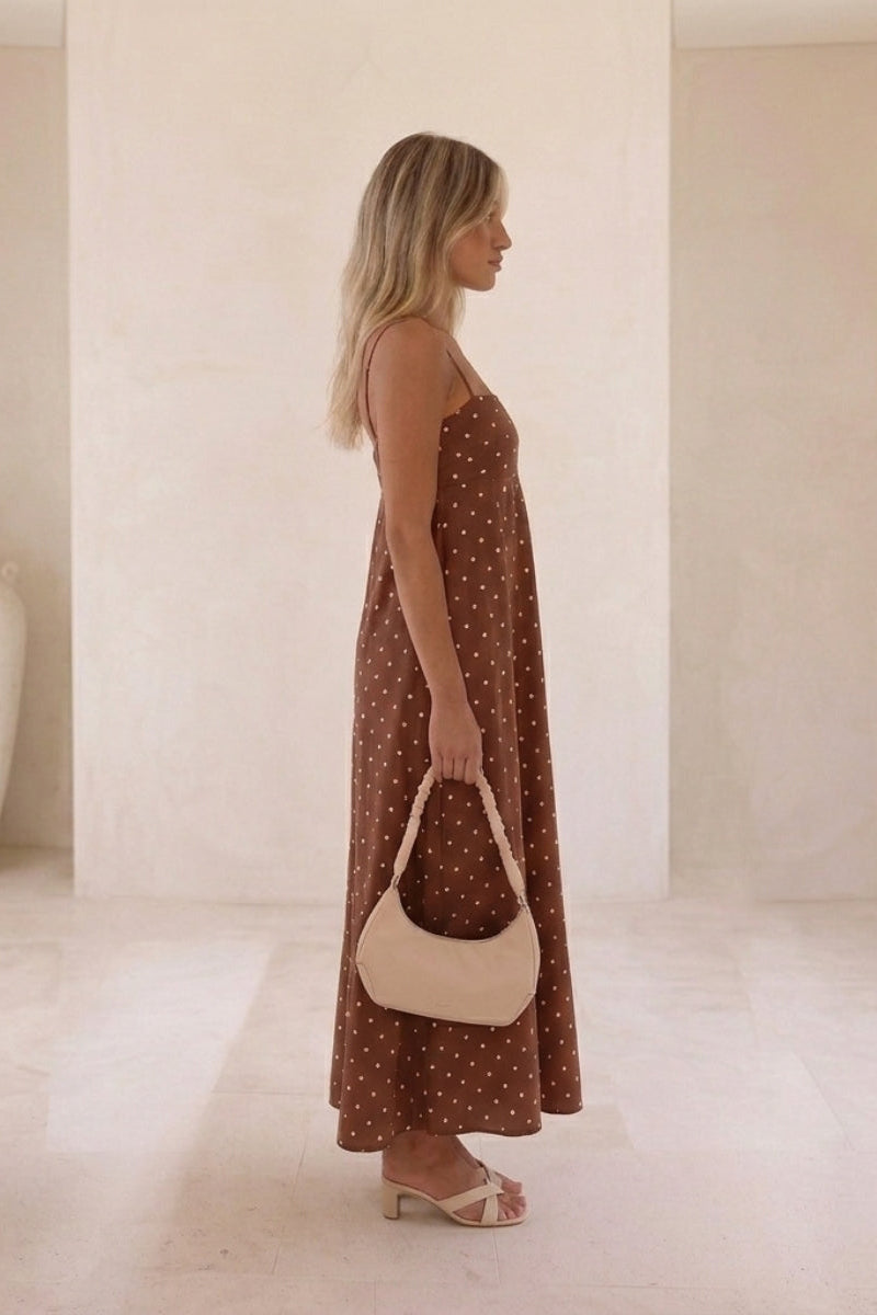 Chic women's sleeveless polka dot maxi dress, ideal for summer fashion, casual outings or elegant evenings.