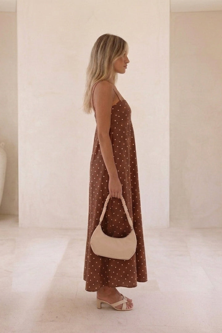 Chic women's sleeveless polka dot maxi dress, ideal for summer fashion, casual outings or elegant evenings.