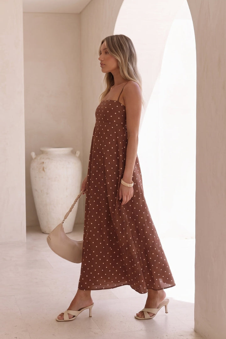 Flowy women's polka dot maxi dress, sleeveless design, great for summer parties and versatile evening wear.